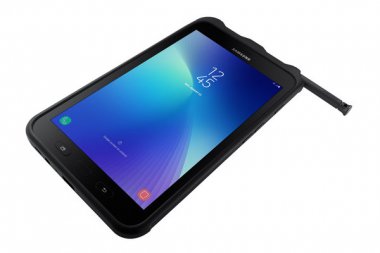 Samsung Galaxy Tab Active2 widok dynamiczny rysik częściowo wyciągnięty z obudową zabezpieczającą, MIL-STD-810G