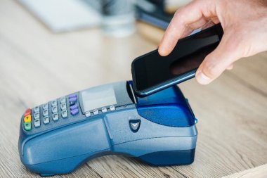 Płatności mobilne na celowniku hakerów – zagrożeni nie tylko klienci