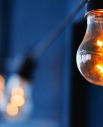 Co składa się na koszt energii elektrycznej i jak wpływa to na rachunki?