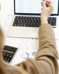 Dlaczego firmy powierzają IT zewnętrznym partnerom? Kompletny przewodnik po outsourcingu IT