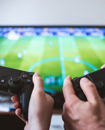 Ergonomia przy pracy zdalnej i graniu - najlepsze biurka gamingowe