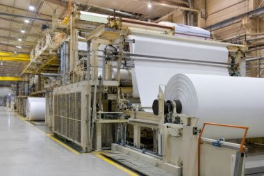 Jak M2M i IoT zmieniają monitoring linii produkcyjnych w przemyśle papierniczym - od danych do oszczędności