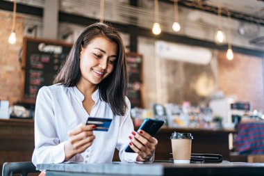 Jak płacić kartą kredytową? Czy podpinanie jej pod abonament jest bezpieczne?