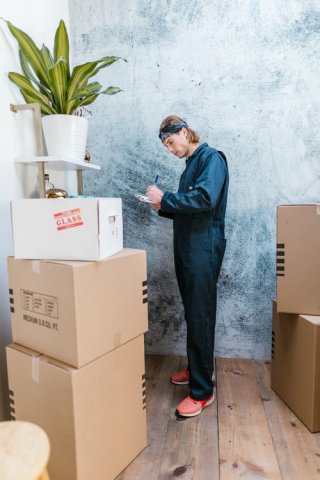 Jak przyspieszyć proces pakowania przesyłek w swojej firmie?