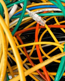 Jak wybrać odpowiedni kabel patchcord do swojej sieci? Praktyczny poradnik