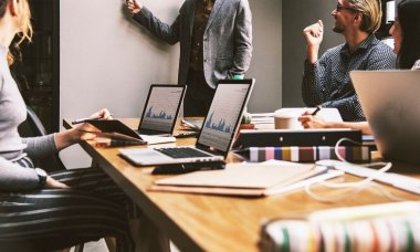 Jak zmodernizować przestrzeń biurową pod hybrydowy model pracy? Technologie, które naprawdę działają