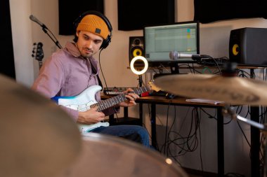 Jak zrobić domowe studio nagrań? Niezbędne kable i akcesoria