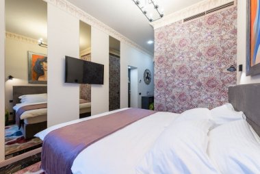 Nowoczesny system TV w hotelu - jak technologia buduje lojalność gości?