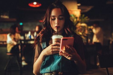 Podsłuch w telefonie - kiedy warto go zastosować i co warto wiedzieć?