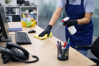 Sprzątanie stanowiska pracy w biurze - standard, który realnie wpływa na efektywność i wizerunek