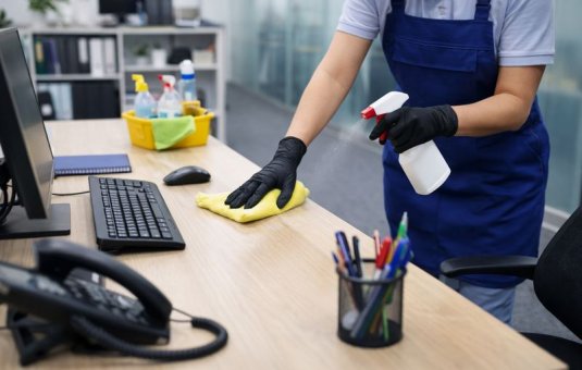 Sprzątanie stanowiska pracy w biurze - standard, który realnie wpływa na efektywność i wizerunek