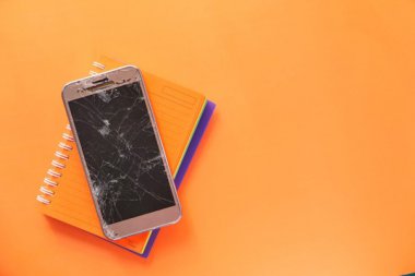 Czy można naprawić telefon nie wychodząc z domu? Naprawa telefonu na odległość