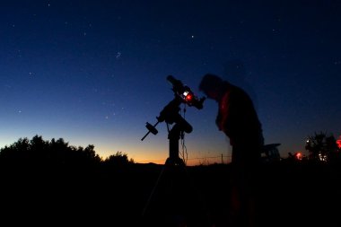 Z głową w chmurach, czyli jaki teleskop astronomiczny kupić?