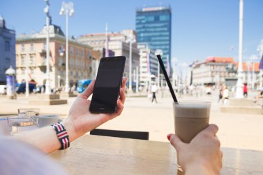 Jak korzystamy ze smartfonu podczas wakacji? Wyniki Trendomierza Huawei