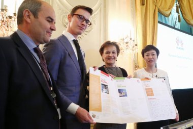 Laureat konkursu Seeds for the future podczas wręczenia Postulatu wiceprzewodniczącej Europarlamentu