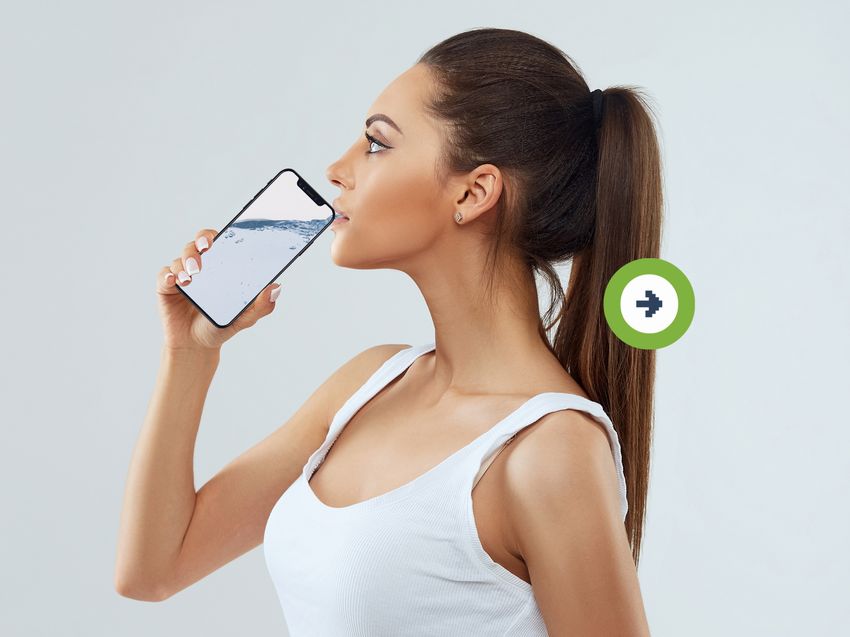 Kobieta fitnes pije wode ze smartfona