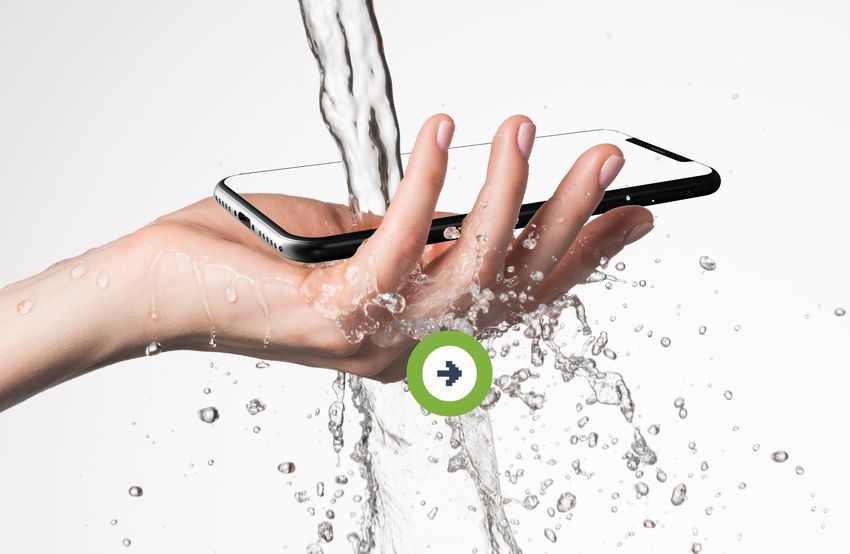 Wlewanie wody do smartfona
