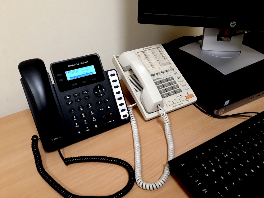 Dwa, równolegle działające systemy telefoniczne: telefony analogowe i telefony IP