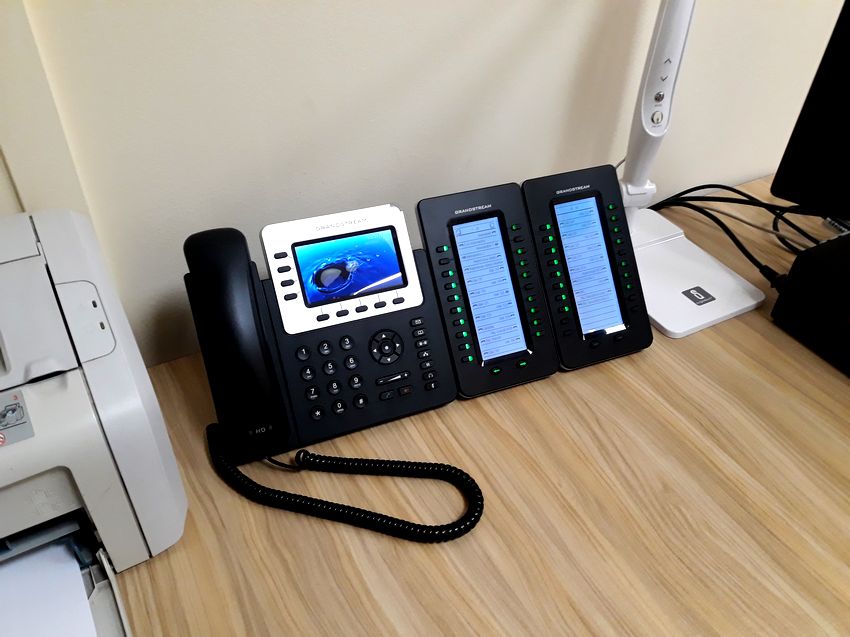 Telefon IP z przystawkami i podglądem linii wewnętrznych